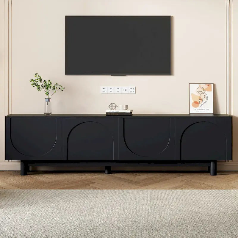 Moderni TV-taso kaariovilla ja säilytyskaapeilla